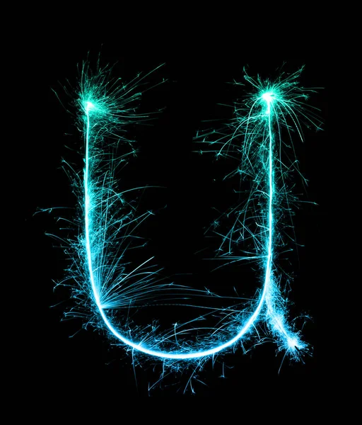Спарклер фейерверк легкий алфавит u (Маленькие буквы) ночью — стоковое фото