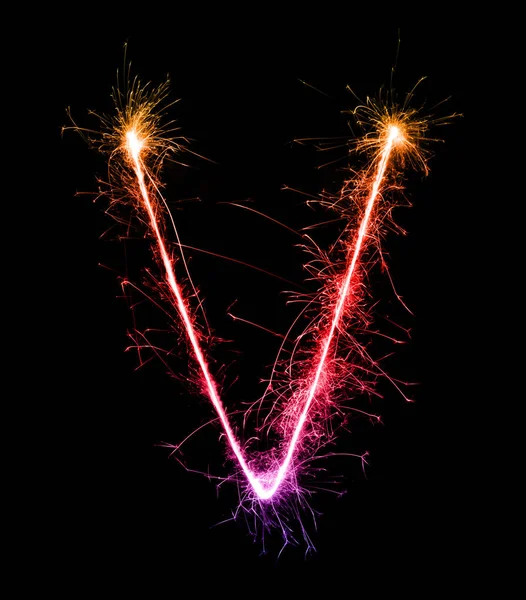 Alfabeto de luz de fuegos artificiales chispeante V por la noche — Foto de Stock