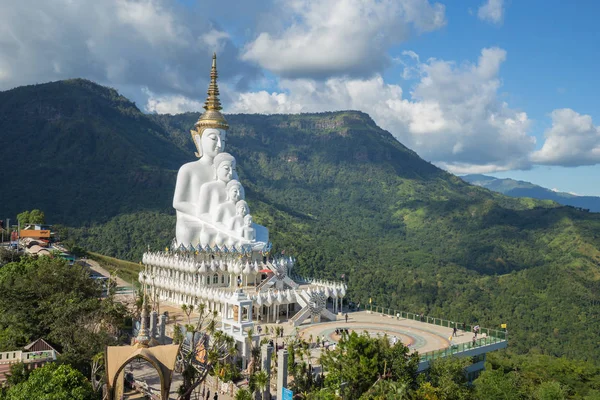 Pět Buddhů na Wat Phra Thad Pha syn Kaew Temple — Stock fotografie