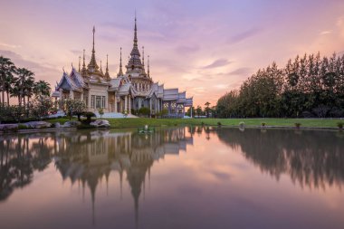 Alacakaranlık saat su yansıması ile WAT Luang Pho Toh Tapınağı,