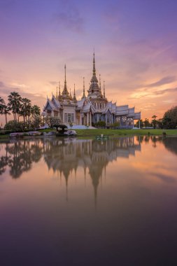 Alacakaranlık saat su yansıması ile WAT Luang Pho Toh Tapınağı,
