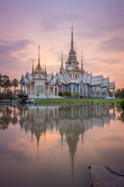 Alacakaranlık saat su yansıması ile WAT Luang Pho Toh Tapınağı,