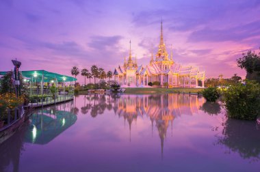 Alacakaranlık saat su yansıması ile WAT Luang Pho Toh Tapınağı,
