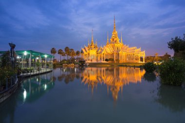 Alacakaranlık saat su yansıması ile WAT Luang Pho Toh Tapınağı,