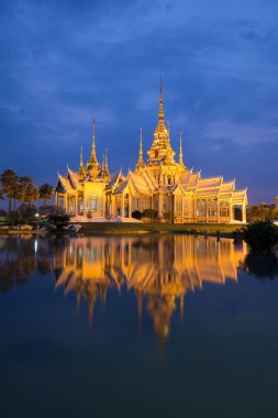 Alacakaranlık saat su yansıması ile WAT Luang Pho Toh Tapınağı,