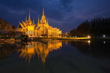 WAT Luang Pho Toh tapınak su yansıması gece zaman, inci ile