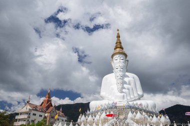 Wat Phra Thad Pha oğlu Kaew Tapınak, Tayland, beş Buda