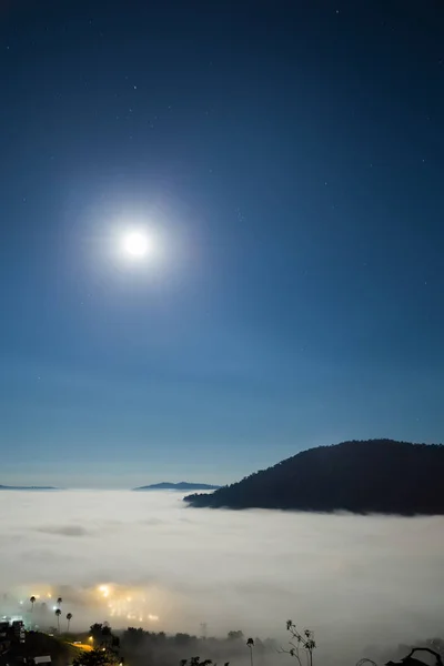 Super volle maan en mist in de ochtend met berg op Khao Kho — Stockfoto