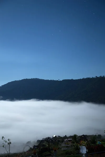 Nevoeiro de manhã com montanha em Khao Kho, Tailândia — Fotografia de Stock
