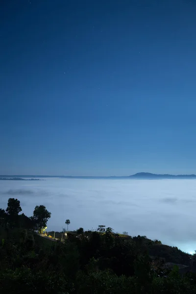 Mist in de ochtend met de berg op Khao Kho, Thailand — Stockfoto