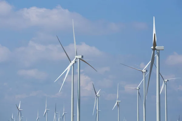 하늘 바람 농장에 풍력 터빈 — 스톡 사진