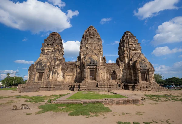 Świątyni Phra Prang Sam Yot, architektura w Lopburi, Tajlandia — Zdjęcie stockowe