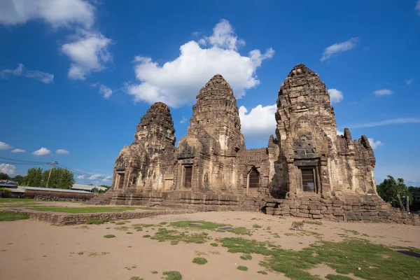 Świątyni Phra Prang Sam Yot, architektura w Lopburi, Tajlandia — Zdjęcie stockowe