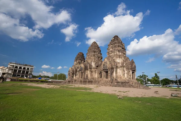 Świątyni Phra Prang Sam Yot, architektura w Lopburi, Tajlandia — Zdjęcie stockowe