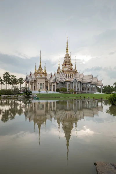 Tempio di Wat Luang Pho Toh con riflessione dell'acqua a Nakhon Ratchas — Foto Stock