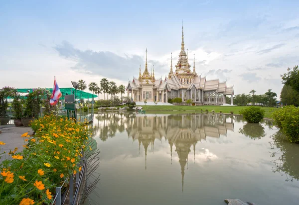 Templo Wat Luang Pho Toh con reflejo de agua en Nakhon Ratchas —  Fotos de Stock