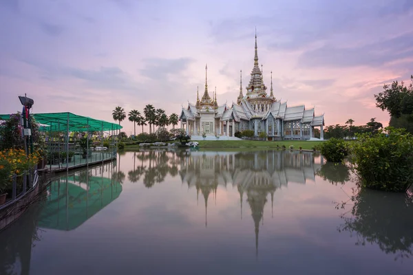 黄昏の水の反射とワット ルアン フォー遠寺, — ストック写真