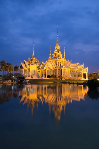 Templo Wat Luang Pho Toh con reflejo de agua en el crepúsculo , — Foto de Stock