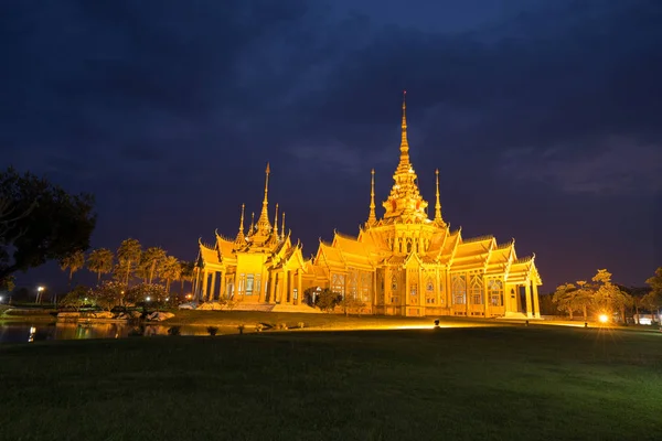 Chrám Wat Luang Pho Toh v noční době v Nakhon Ratchasima prov — Stock fotografie