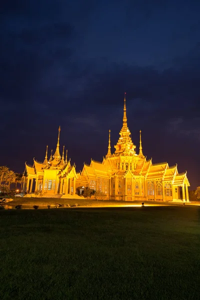 Chrám Wat Luang Pho Toh v noční době v Nakhon Ratchasima prov — Stock fotografie