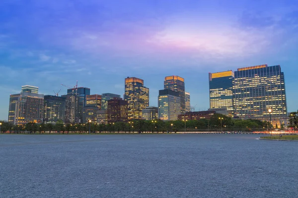 Cidade de tokyo no crepúsculo, vista do footpath, Japão — Fotografia de Stock