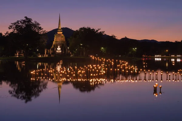 Loy Kratong 축제, 수코타이 딸려오는 불상에 빛 — 스톡 사진