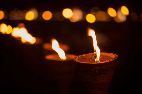 Tradycyjny drewniany płomień pochodni w nocy — Zdjęcie stockowe
