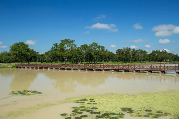 スコータイ歴史公園、タイの木製の橋 — ストック写真