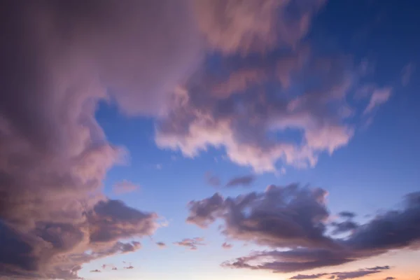 Verplaatsen van wolk bij zonsondergang avondschemering — Stockfoto
