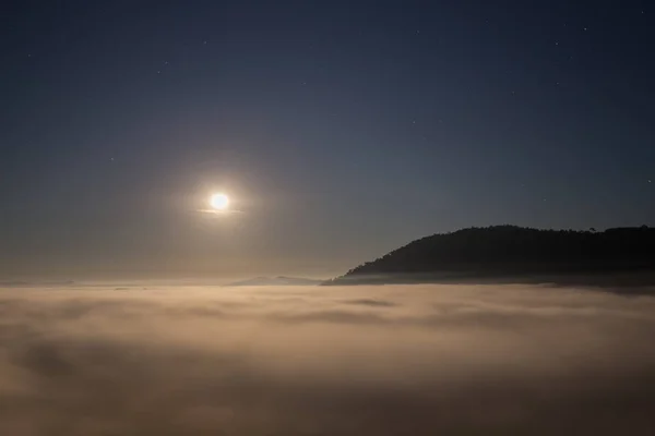 Luna y niebla en la mañana con montaña en Khao Kho, Tailandia —  Fotos de Stock