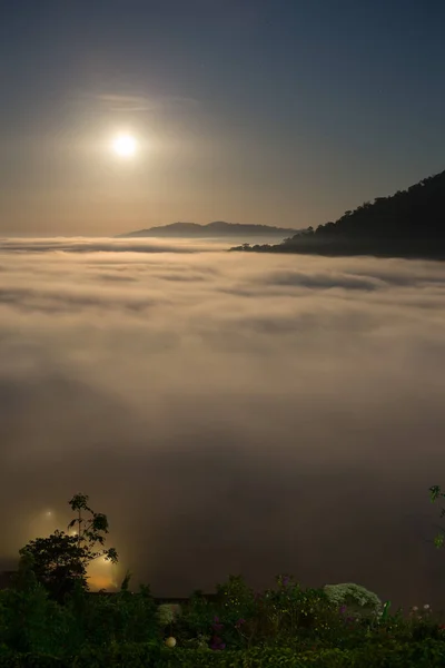 Maan en mist in de ochtend met de berg op Khao Kho, Thailand — Stockfoto