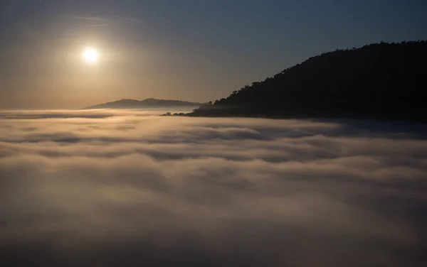 Luna y niebla en la mañana con montaña en Khao Kho, Tailandia —  Fotos de Stock