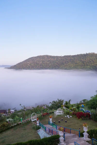 Nevoeiro de manhã com montanha em Khao Kho, Tailândia — Fotografia de Stock