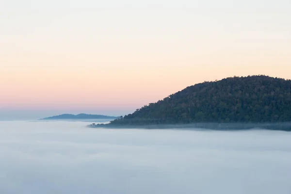 Nevoeiro de manhã com montanha em Khao Kho, Tailândia — Fotografia de Stock