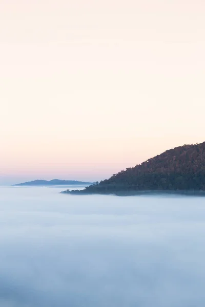 Nebel am Morgen mit Berg am khao kho, Thailand — Stockfoto