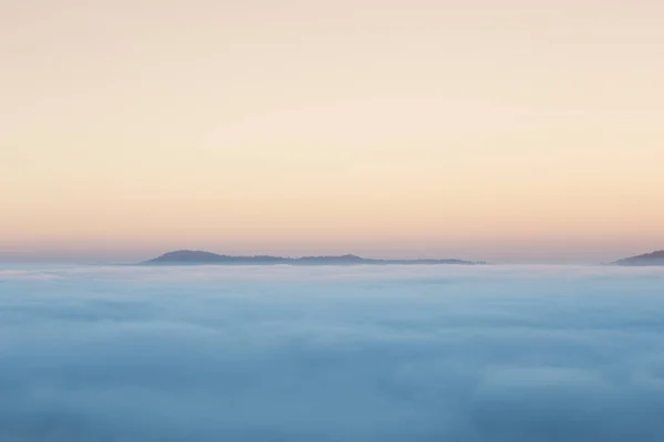 Mist in de ochtend met de berg op Khao Kho, Thailand — Stockfoto
