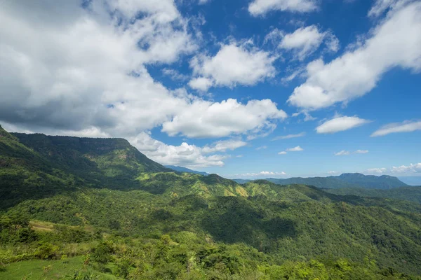 Montanha com céu e nuvem em Khao Kho, Phetchabun, Tailândia — Fotografia de Stock