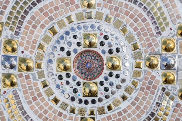 Fundo de parede de vidro cerâmico em wat phra que pha filho kaew. tem — Fotografia de Stock