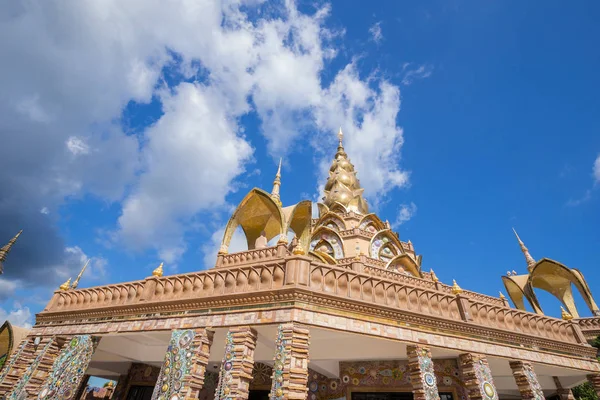 Pagode d'or à Wat Phra que Pha Son Kaew Temple, Thaïlande — Photo