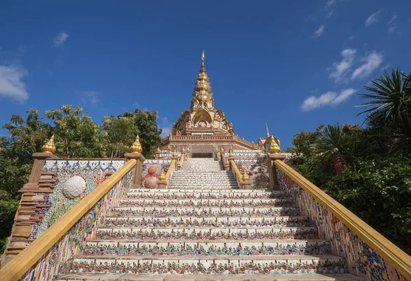 Pagoda de oro en Wat Phra That Pha Son Kaew Temple, Tailandia —  Fotos de Stock