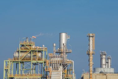 Petrol rafineri sanayi tesisi ile gök