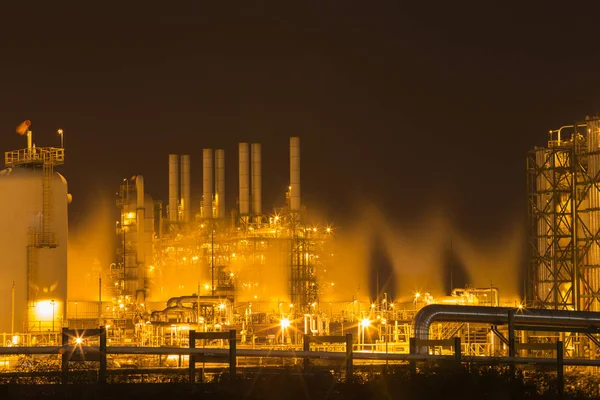 Olie raffinaderij fabrieksinstallaties bij nacht — Stockfoto