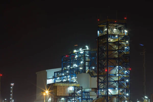 Kőolaj finomító ipari üzem, éjjel — Stock Fotó
