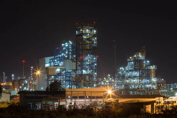 Refinaria de petróleo planta industrial à noite — Fotografia de Stock