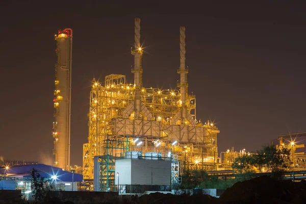 Refinaria de petróleo planta industrial à noite — Fotografia de Stock