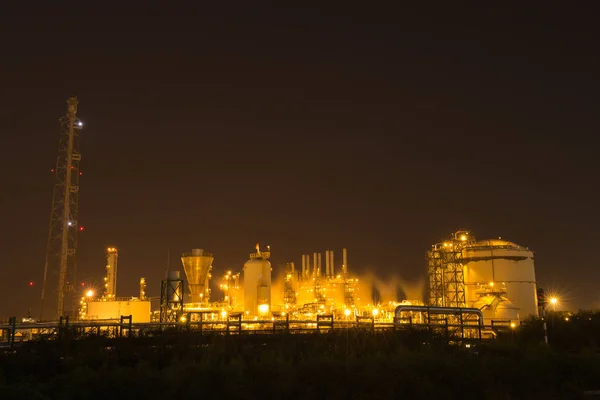 Refinaria de petróleo planta industrial à noite — Fotografia de Stock