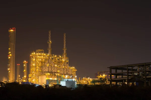 Завод по переработке нефти ночью — стоковое фото