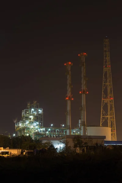 Refinería de petróleo planta industrial por la noche —  Fotos de Stock