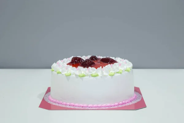 White biirthday cake with strawberry — Stock Photo, Image