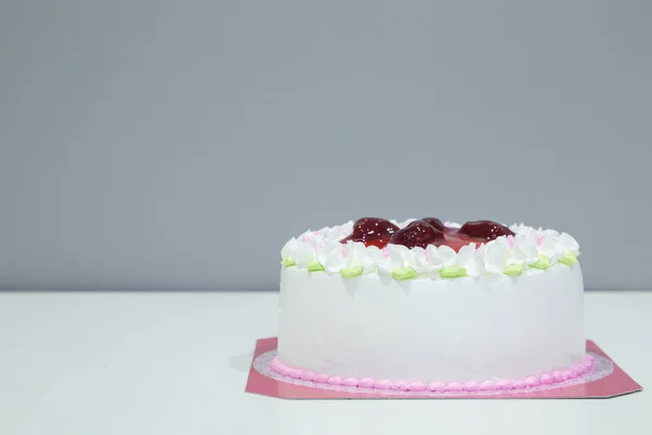 White biirthday cake with strawberry — Stock Photo, Image